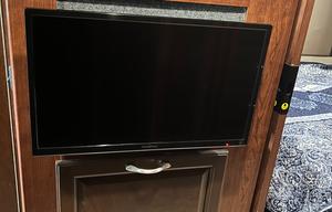 2017 Fleetwood Storm 36F - Will work w/your budget