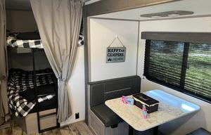 Spotless!  2022  RV Coleman Lantern Series 263BH