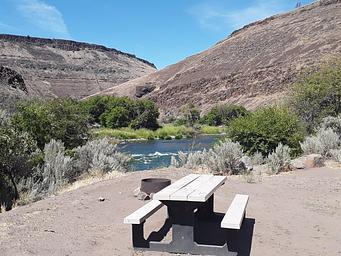 Walk-in campsite above Deschutes River
