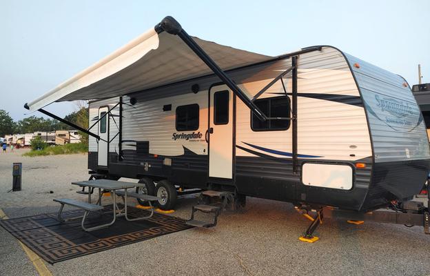 28' SUMMERLAND SLEEPS 10 COMES FULLY STOCKED