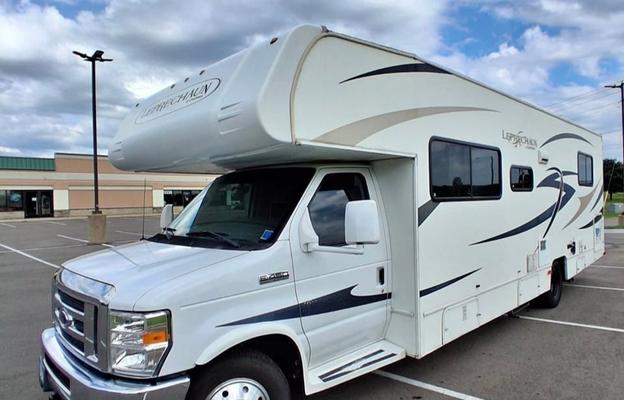 2014 Coachmen class c RV Leprechaun 290QB Ford 450