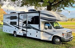 The Queen Bea: Class C 2018 Jayco Greyhawk 31FS