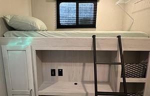 **Campy the SUPER COOL pet friendly 5th Wheel**