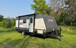 Lightweight, sleeps 6, upgrades! 400W solar system