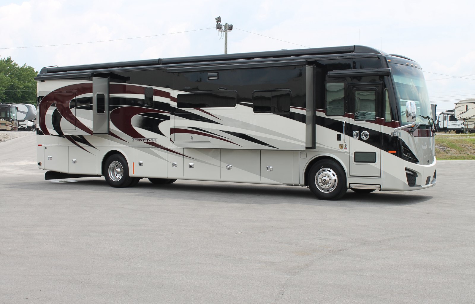 2022 Tiffin Motorhomes Phaeton 40 QKH