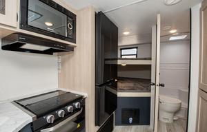 2025 Avenger with Bunks (LIKE NEW)-Delivery Only