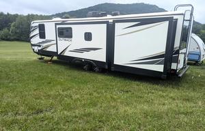 Outback | Large & Luxurious w/ Bunkhouse Sleeps 10
