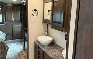 Deluxe 5th Wheel Luxury. Comfort.  Freedom.