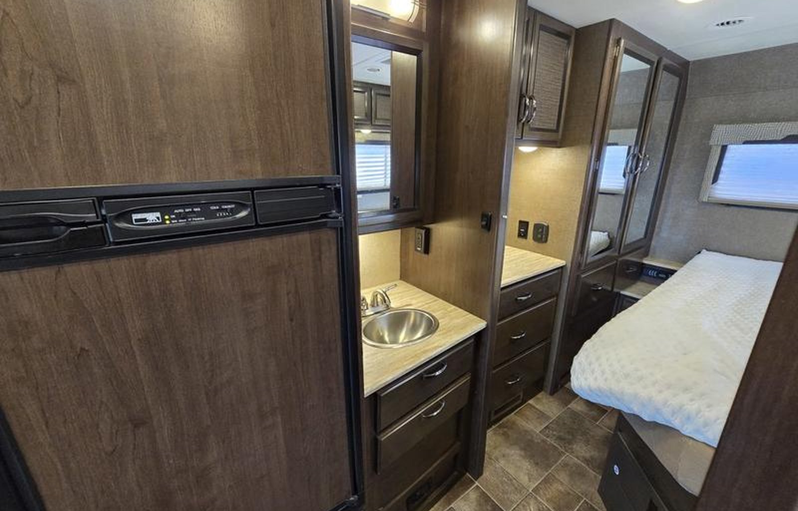 2017 Thor Motor Coach Vegas 25.4