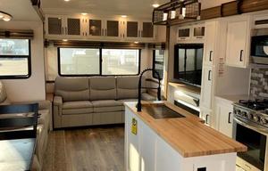 2 bedroom / loft luxury Camper (Generator add-on!)