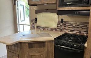 2018 Palomino Puma XLE Lite 27RBQC RV rental photo 4
