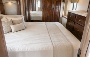 ❦ Discovery Pie ❦ Luxe Diesel • Sleeps 10 • Lounge