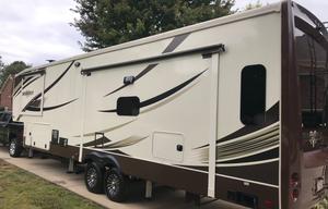 Clean and Comfortable 39’ Heartland Bighorn 3575EL