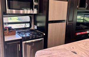 Modern 5th Wheel: Fireplace, Island & 2 Queens