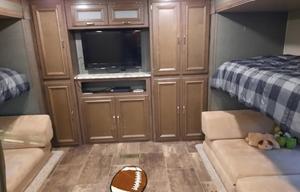 Family friendly with HUGE Bunkroom!!