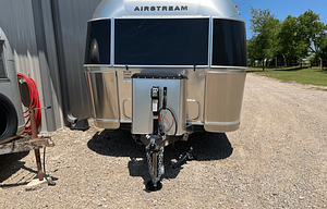 Pearl – A Refined Airstream Escape with Space