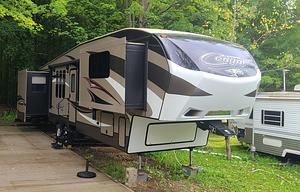 2016 Cougar 337FLS RV rental photo 4