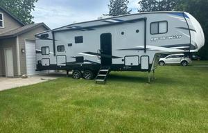 Beautiful, Clean, Modern 5th Wheel, Arctic Wolf