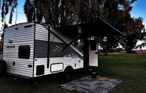 Desert Rent A Hive –2026 Clean Jayco w/ Bunks