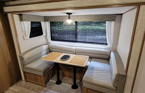 Family-Friendly 28' Avenger – Sleeps 8, Bunk Beds
