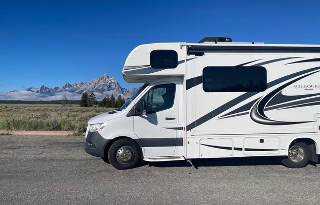 Roam & Roll: 2022 Jayco Melbourne 24L 25Ft RV