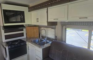 2017 THOR M-30FE E450 RV rental photo 6