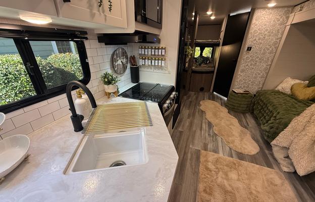Sleeps 8! Starlink, Brand New! Bunkhouse!