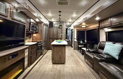 BIGHORN w/ King Master, Loft, Kitchen Island