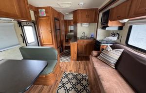 2010 Coachmen Freelander | Clean & Roomy Family RV