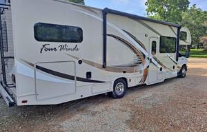 LIKE NEW- 31 foot Class C with Bunkbeds!!
