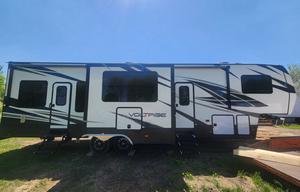 2018 Dutchmen RV Voltage V3605 RV rental photo 9