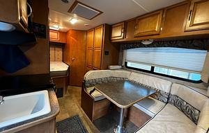 Spacious Easy To Drive 24' Winnebago Chalet 3 Beds