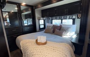 Rare King Bed | Auto Leveling | Easy to Drive