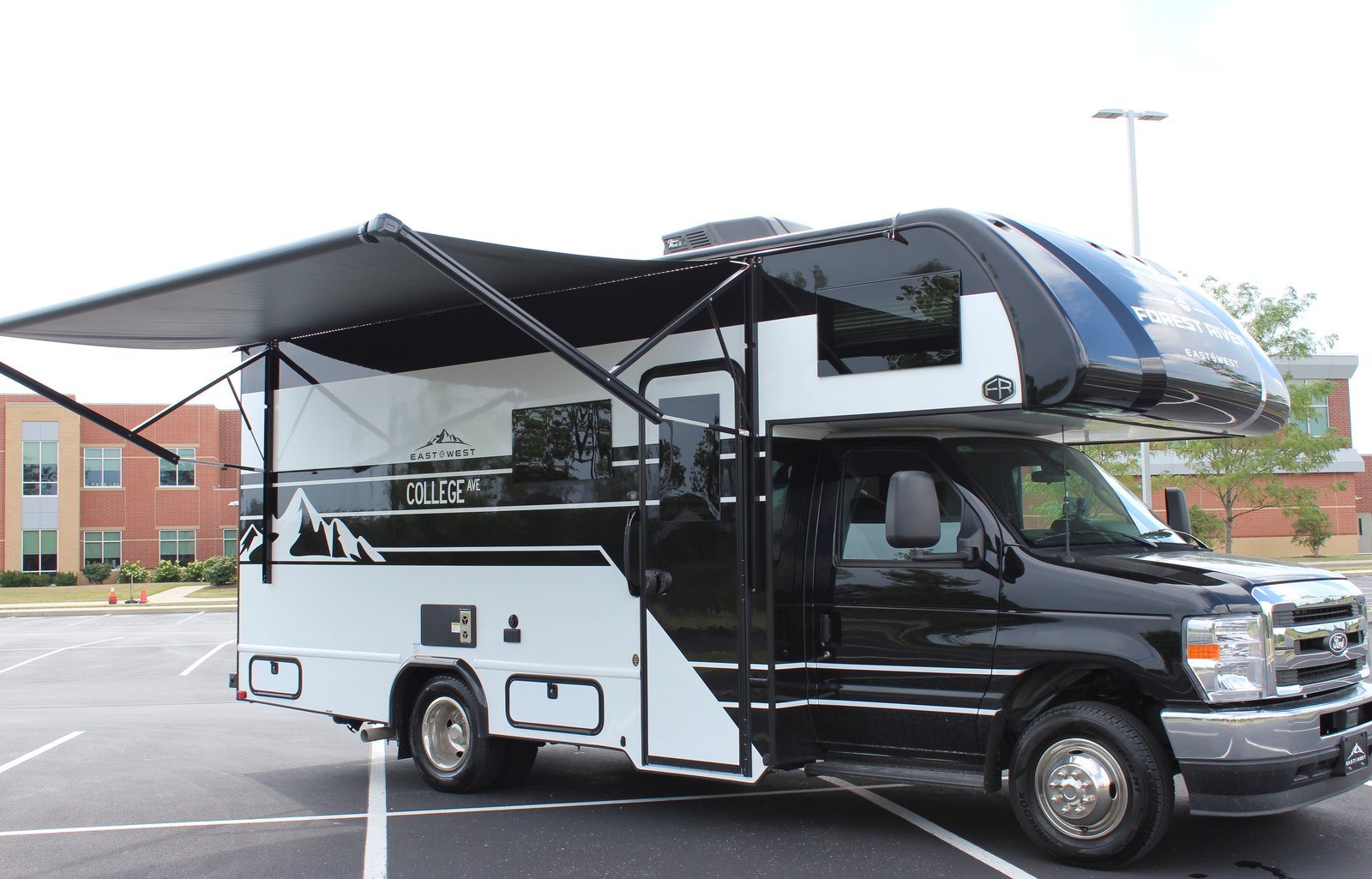 Cozy 23' Class C Motorhome | Sleeps 5