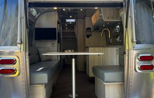 27 foot international - Power awning, Rear Hatch!