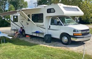 Adventure Awaits in This 2004 Thor Motor Coach!!