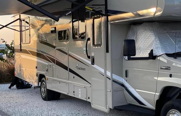 2022 Leprechaun Premier 319MB Ford 450 RV rental photo 1