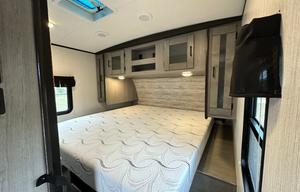 32 ft Travel Trailer King size bed! Sleeps 8-10