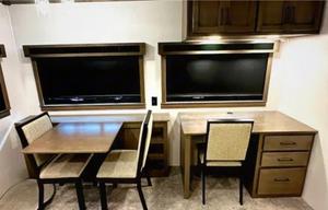 Luxury 5th wheel 2 bedrooms 1.5 baths 3 ac sleep 6