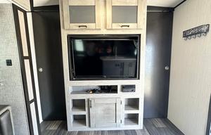 32 ft Travel Trailer King size bed! Sleeps 8-10