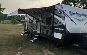 Beautifully Maintained Clean 2017 Keystone Camper