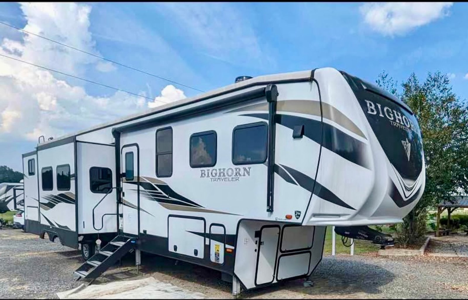 Huge 2 bedroom 2 bathroom 5th wheel