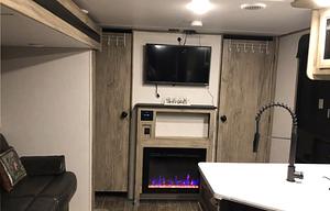 2021 Cherokee Alpha Wolf 26DBH-L RV rental photo 10