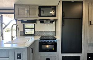32 ft Travel Trailer King size bed! Sleeps 8-10