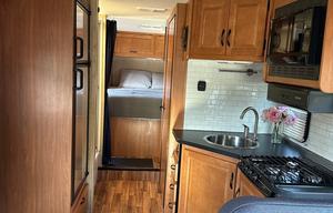 Fully loaded 2015 Thor Motor Coach Majestic