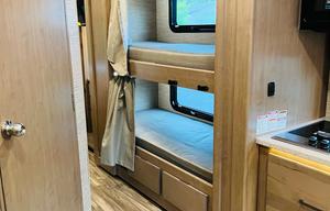 2022 Thor Four Winds 31E (with Bunkhouse)
