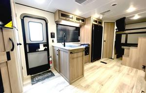BRAND NEW - 2025 Keystone Coleman Lantern 28BHS