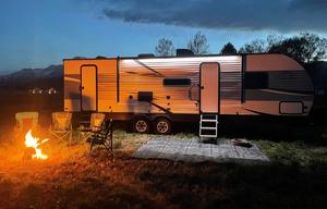 2021 EAST TO WEST Della Terra Bunk House