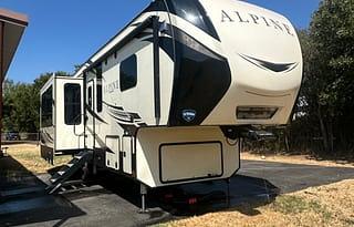 2018 Keystone RV Alpine 3020RE RV rental photo 1