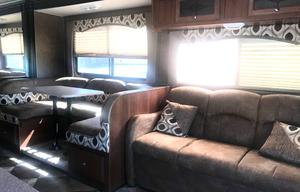 Coachmen RV Leprechaun 319DS Ford 450